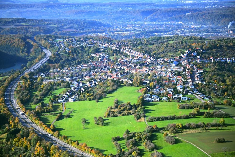 Bischmisheim von oben - Ortsansicht an der Autobahn BAB A6 in Bischmisheim im Bundesland Saarland, Deutschland