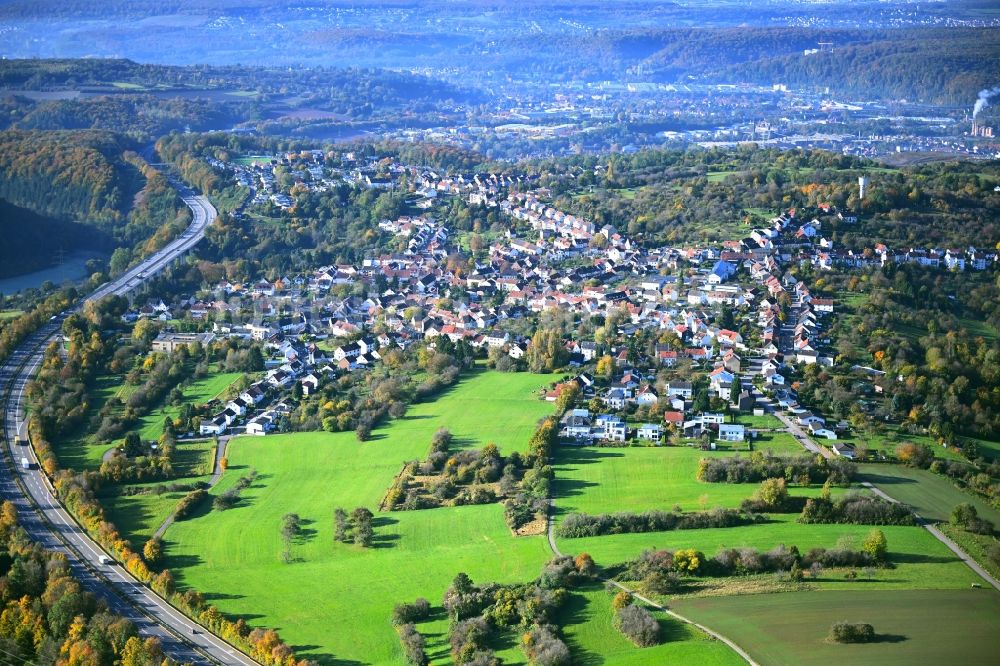 Bischmisheim aus der Vogelperspektive: Ortsansicht an der Autobahn BAB A6 in Bischmisheim im Bundesland Saarland, Deutschland