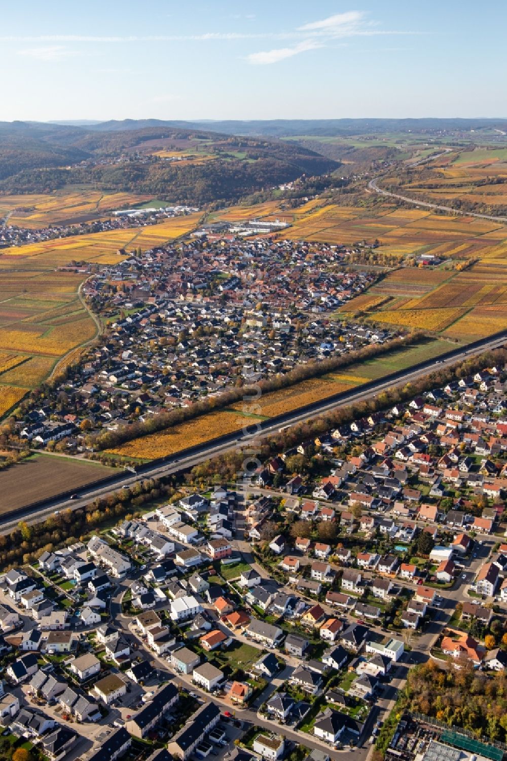 Luftaufnahme Sausenheim - Ortsansicht an der Autobahn BAB A6 in Sausenheim im Bundesland Rheinland-Pfalz, Deutschland