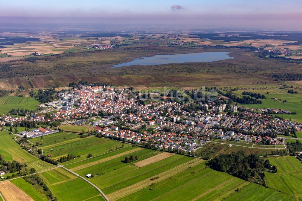 Luftaufnahme Bad Buchau - Ortsansicht in Bad Buchau vor dem Federsee im Bundesland Baden-Württemberg, Deutschland