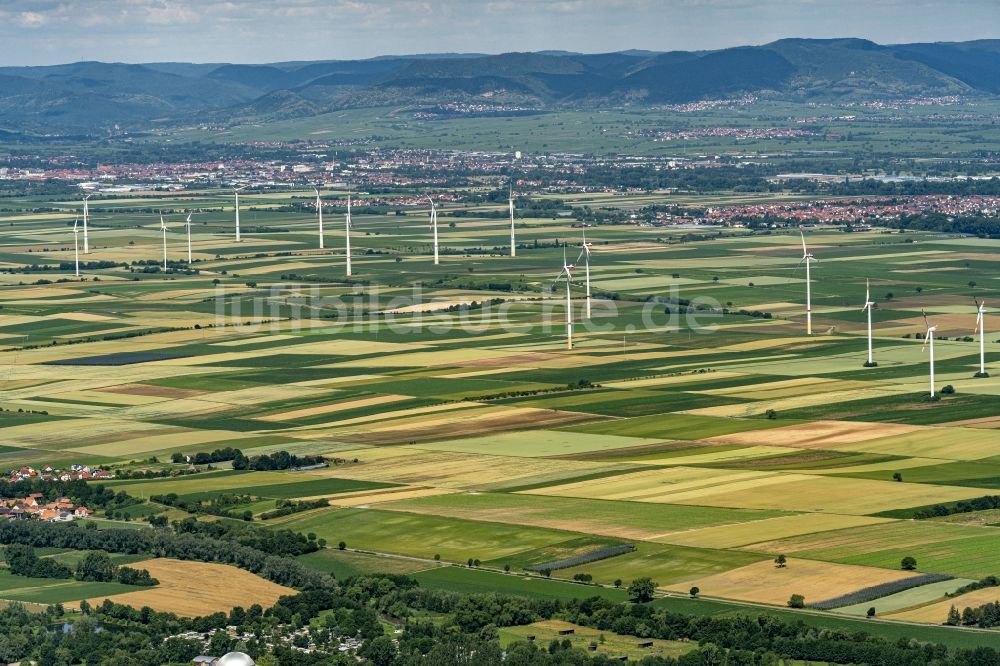 Herxheimweyher von oben - Ortsansicht Übersicht der Felder bai mit Silhouette einer Gruppe von Windkraftenergieanlagen in Herxheimweyher im Bundesland Rheinland-Pfalz, Deutschland