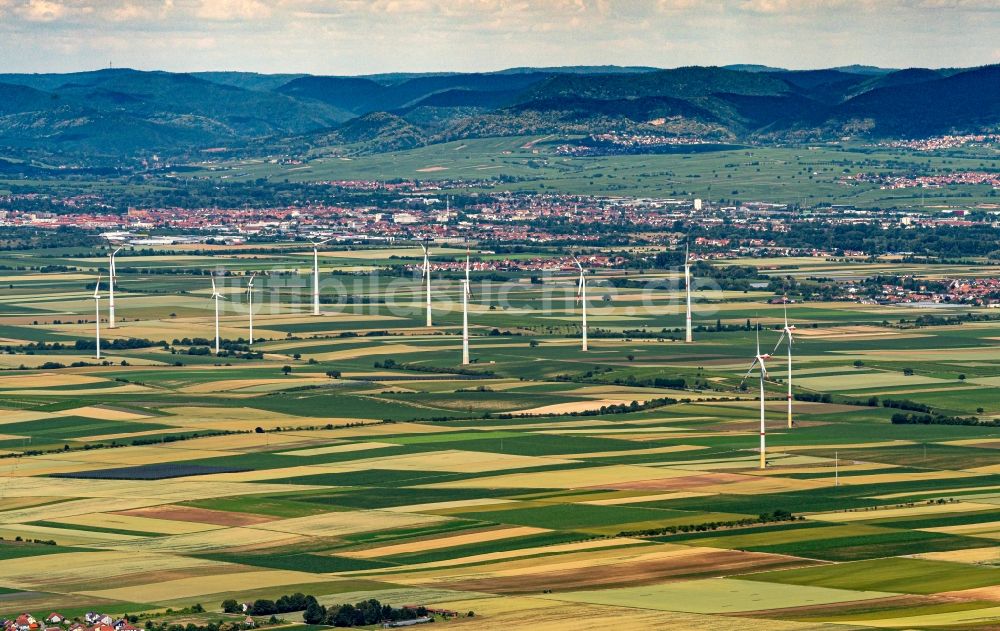 Herxheimweyher aus der Vogelperspektive: Ortsansicht Übersicht der Felder bai mit Silhouette einer Gruppe von Windkraftenergieanlagen in Herxheimweyher im Bundesland Rheinland-Pfalz, Deutschland