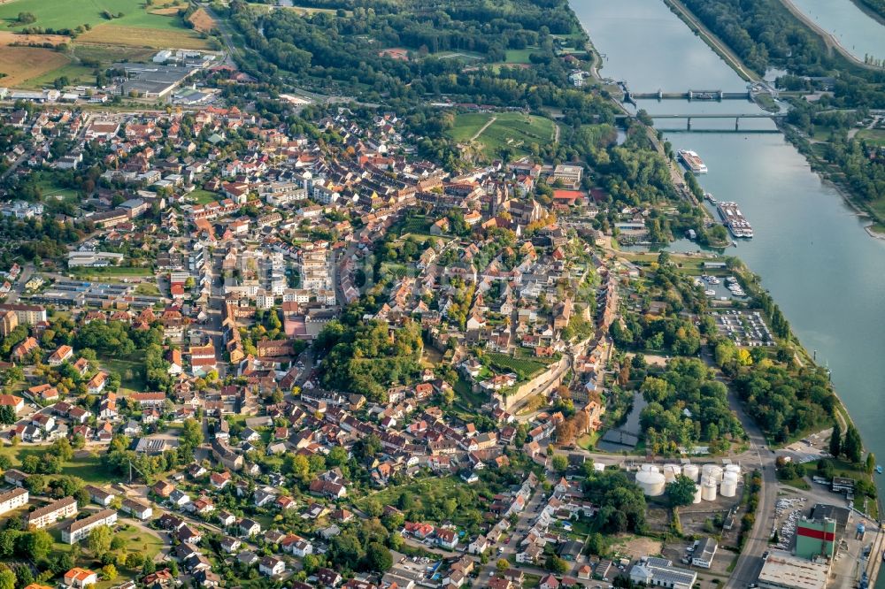 Luftaufnahme Breisach am Rhein - Ortsansicht in Breisach am Rhein im Bundesland Baden-Württemberg, Deutschland