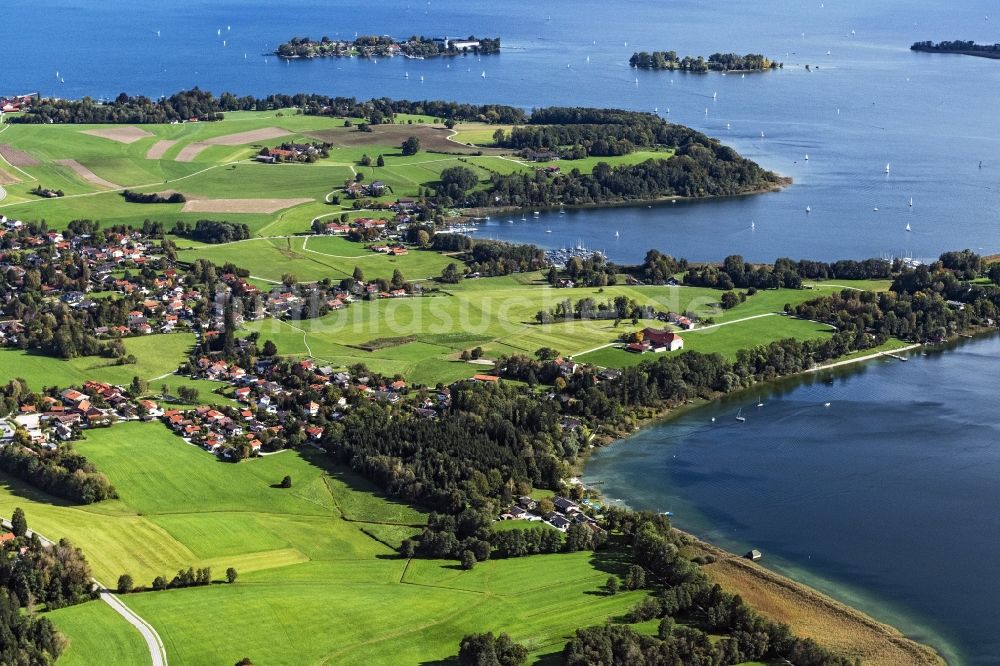 Luftaufnahme Breitbrunn am Chiemsee - Ortsansicht in Breitbrunn mit Blick auf den Chiemsee sowie die Fraueninsel am Chiemsee im Bundesland Bayern, Deutschland