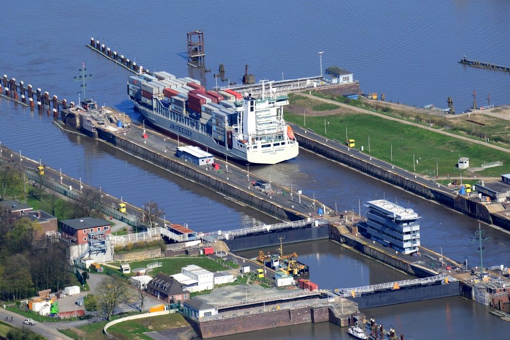 Luftaufnahme Brunsbüttel - Ortsansicht von Brunsbüttel mit der Schleuse an der Elbe- Mündung im Bundesland Schleswig-Holstein