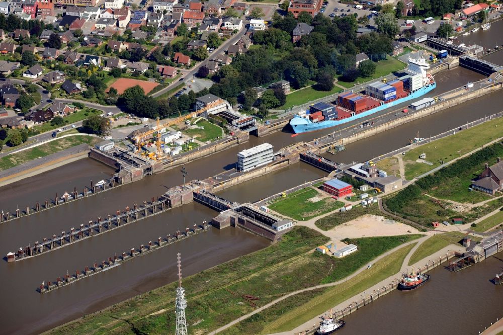 Luftbild Brunsbüttel - Ortsansicht von Brunsbüttel mit der Schleuse an der Elbe- Mündung im Bundesland Schleswig-Holstein