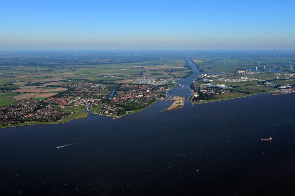 Luftaufnahme Brunsbüttel - Ortsansicht von Brunsbüttel mit der Schleuse an der Elbe- Mündung im Bundesland Schleswig-Holstein
