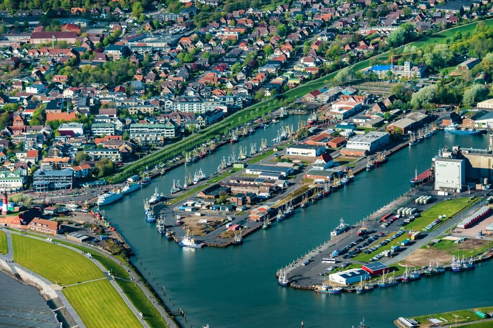Luftaufnahme Büsum - Ortsansicht von Büsum mit Blick auf die zwei Becken des Büsumer Hafen im Bundesland Schleswig-Holstein