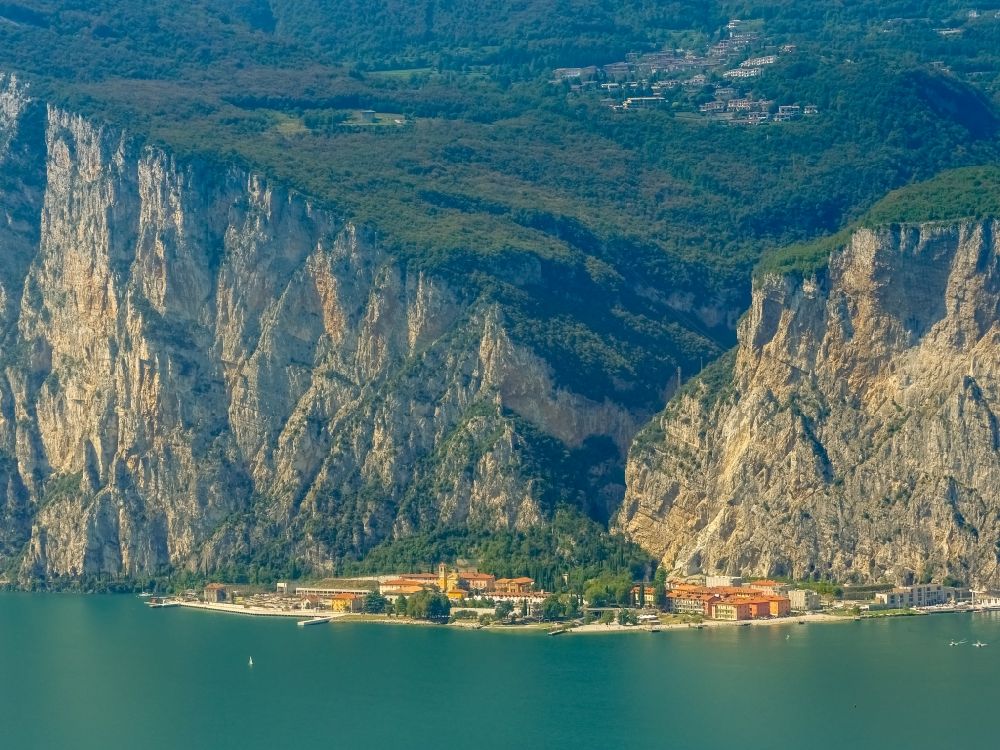 Luftaufnahme Campione - Ortsansicht von Campione del Garda am Garda See zwischen zwei Bergen in Campione in Lombardia, Italien