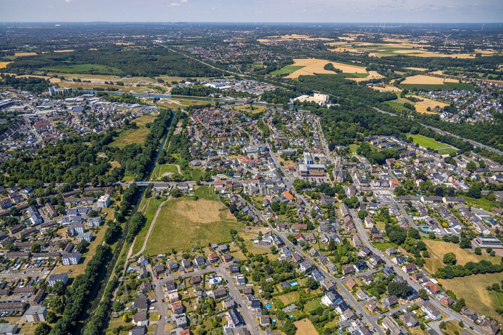 Castrop-Rauxel aus der Vogelperspektive: Ortsansicht in Castrop-Rauxel am Fluss Emscher im Bundesland Nordrhein-Westfalen, Deutschland