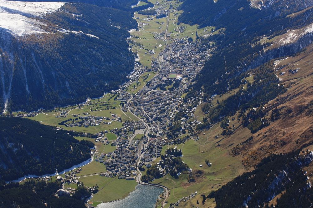 Luftaufnahme Davos Dorf - Ortsansicht in Davos Dorf und Davosersee im Kanton Graubünden, Schweiz