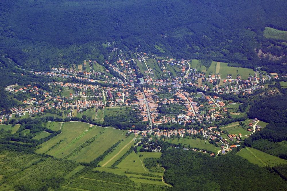 Pilisszentkereszt aus der Vogelperspektive: Ortsansicht des Dorfes Pilisszentkereszt in Komitat Pest, Ungarn