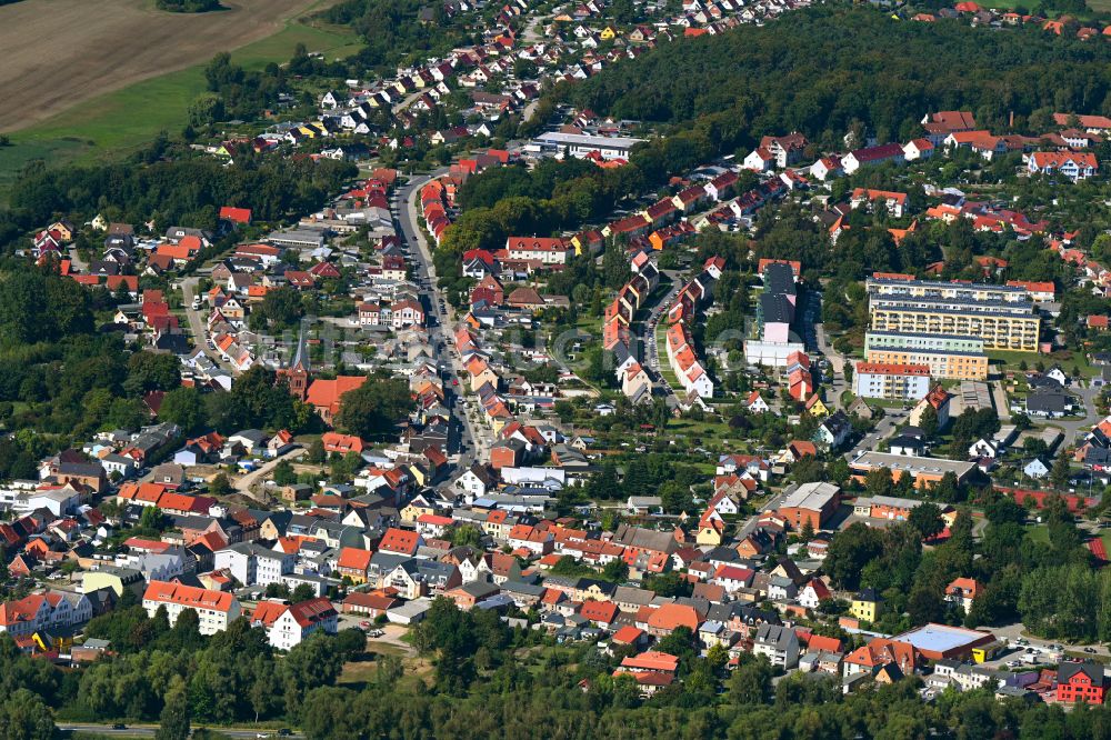 Luftaufnahme Ribnitz-Damgarten - Ortsansicht entlang der Barther Straße in Ribnitz-Damgarten im Bundesland Mecklenburg-Vorpommern, Deutschland
