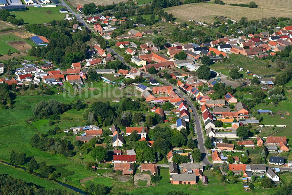 Luftbild Dossow - Ortsansicht entlang der Dorfstraße in Dossow im Bundesland Brandenburg, Deutschland