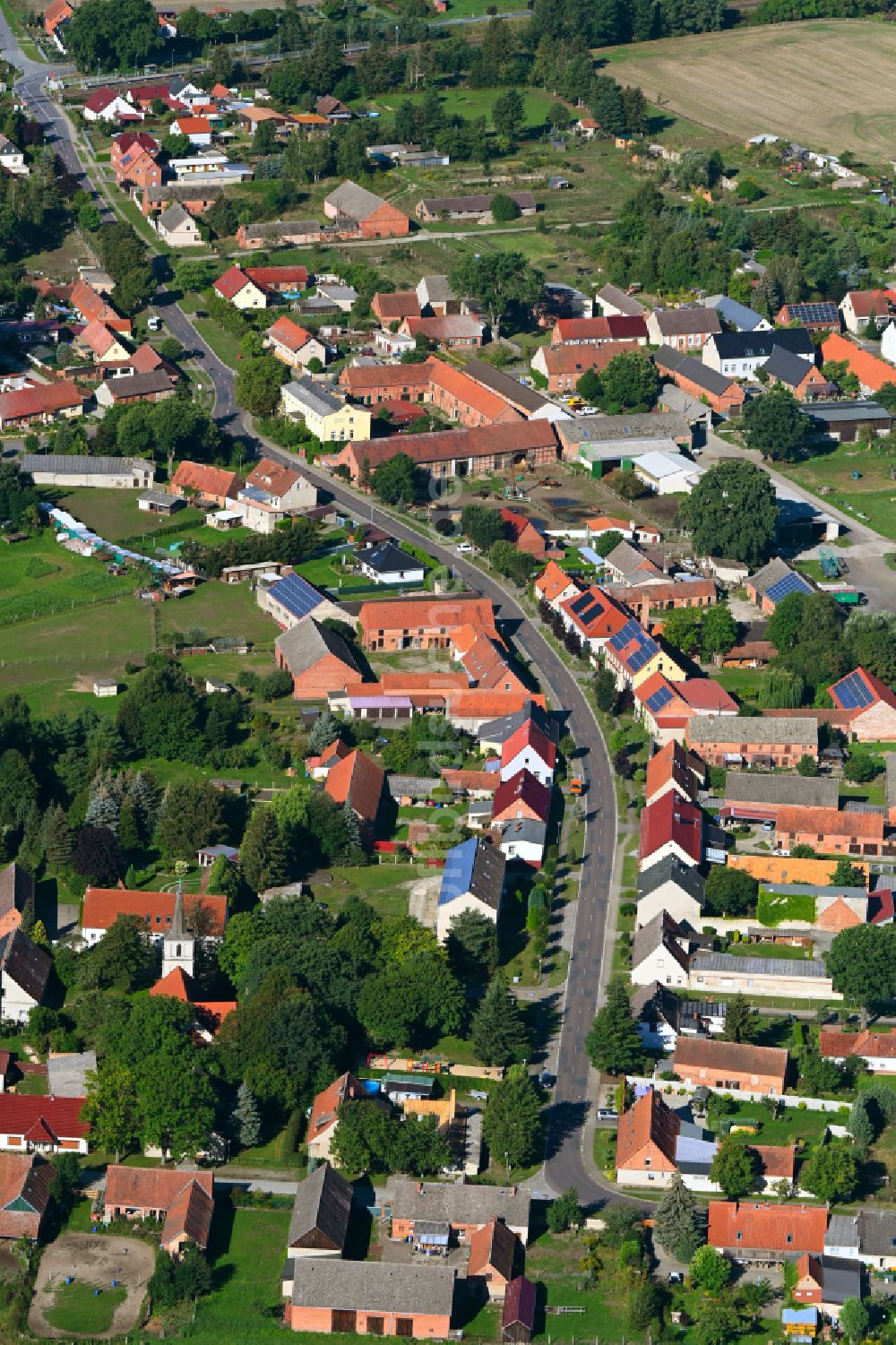 Luftaufnahme Dossow - Ortsansicht entlang der Dorfstraße in Dossow im Bundesland Brandenburg, Deutschland