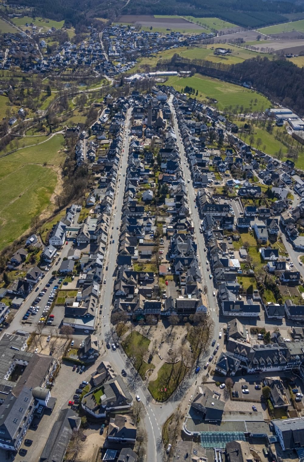 Luftaufnahme Schmallenberg - Ortsansicht entlang der Oststraße und Weststraße in Schmallenberg im Bundesland Nordrhein-Westfalen, Deutschland