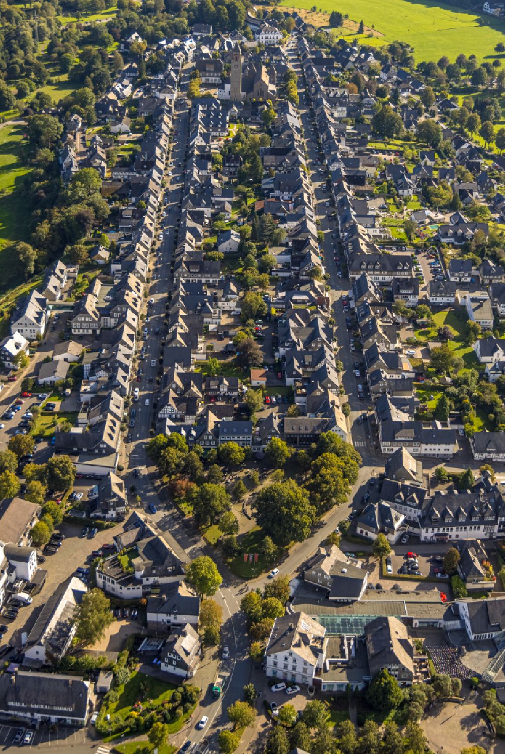 Luftbild Schmallenberg - Ortsansicht entlang der Oststraße und Weststraße in Schmallenberg im Bundesland Nordrhein-Westfalen, Deutschland