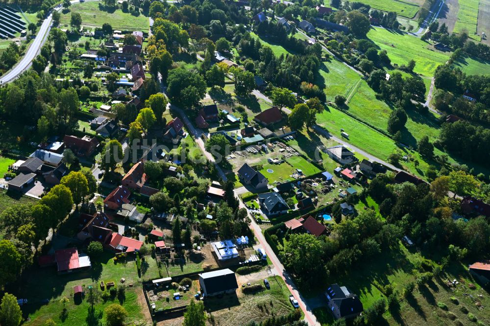 Strohkirchen von oben - Ortsansicht entlang der Straße Schmiedeweg in Strohkirchen im Bundesland Mecklenburg-Vorpommern, Deutschland