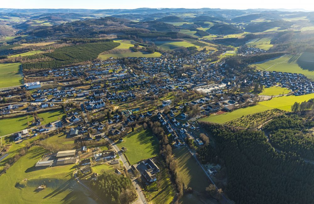 Luftaufnahme Eslohe (Sauerland) - Ortsansicht in Eslohe (Sauerland) im Bundesland Nordrhein-Westfalen, Deutschland