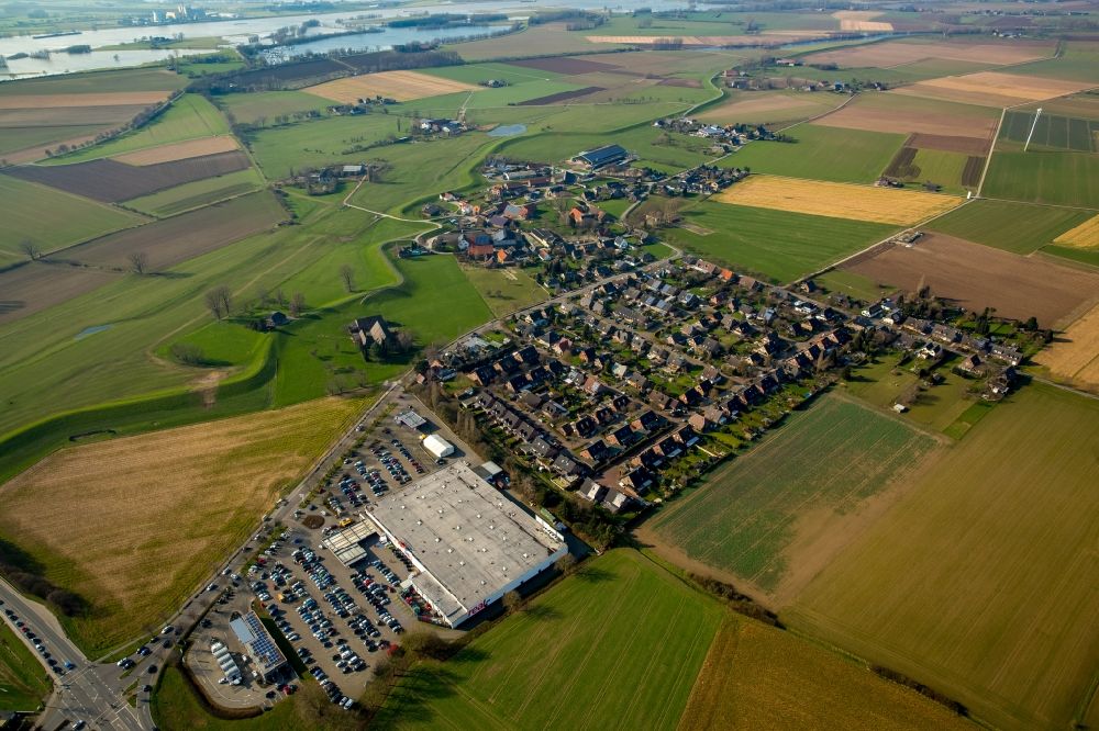 Luftbild Esserden - Ortsansicht von Esserden mit Real Warenhaus im Bundesland Nordrhein-Westfalen