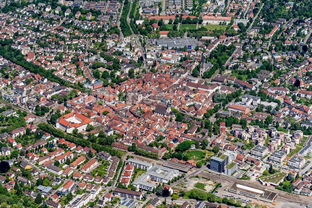Ettlingen von oben - Ortsansicht von Ettlingen bei Karlsruhe im Bundesland Baden-Württemberg, Deutschland