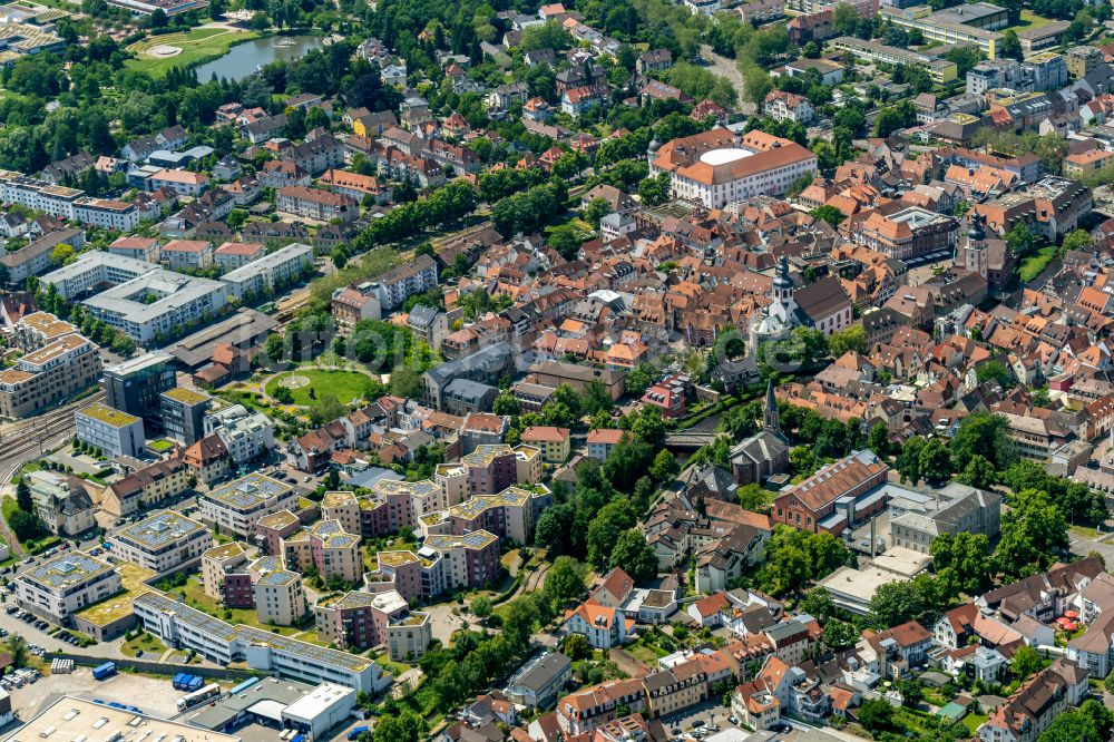 Luftaufnahme Ettlingen - Ortsansicht von Ettlingen bei Karlsruhe im Bundesland Baden-Württemberg, Deutschland