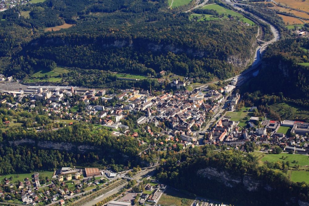 Luftaufnahme Feldkirch - Ortsansicht in Feldkirch am Fluss Ill in Vorarlberg, Österreich