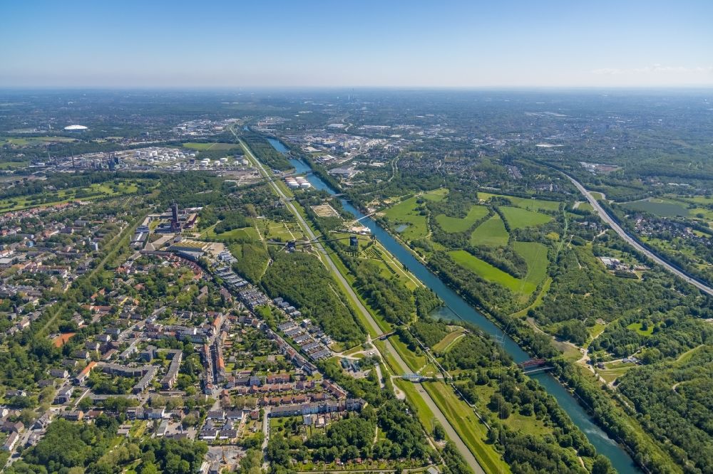 Luftbild Gelsenkirchen - Ortsansicht in Gelsenkirchen entlang des Rhein-Herne-Kanals im Bundesland Nordrhein-Westfalen, Deutschland