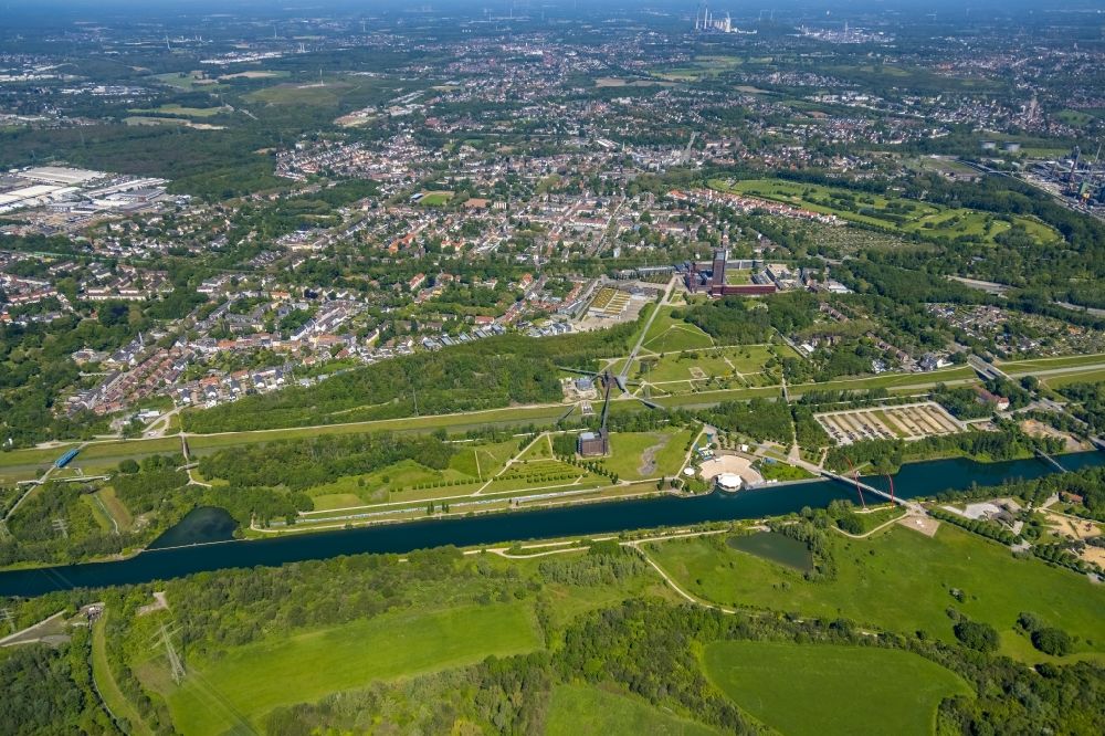 Gelsenkirchen aus der Vogelperspektive: Ortsansicht in Gelsenkirchen entlang des Rhein-Herne-Kanals im Bundesland Nordrhein-Westfalen, Deutschland