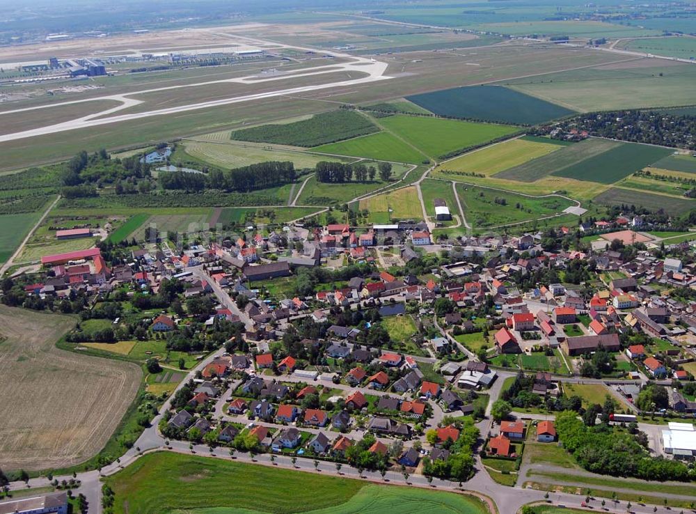 Luftbild Glesien - Ortsansicht Glesien nördlich des Flughafens Leipzig-Halle.