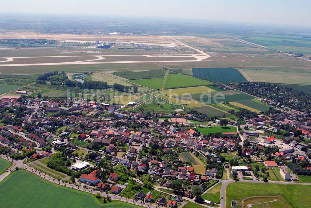 Glesien aus der Vogelperspektive: Ortsansicht Glesien nördlich des Flughafens Leipzig-Halle