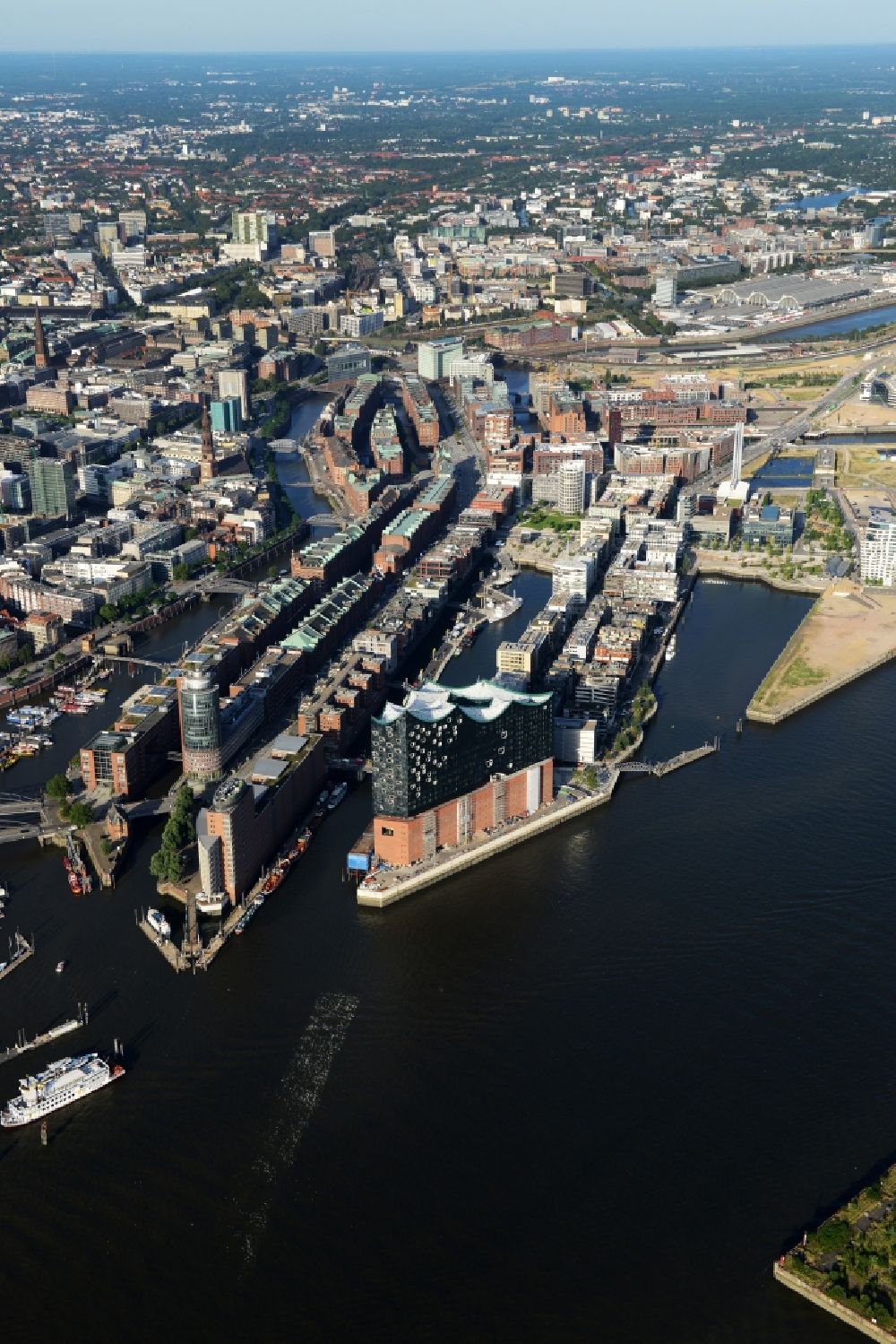 Luftaufnahme Hamburg - Ortsansicht von Hamburg entlang des Fluss- Verlaufs der Elbe