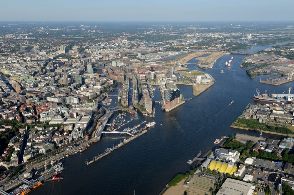 Hamburg von oben - Ortsansicht von Hamburg entlang des Fluss- Verlaufs der Elbe