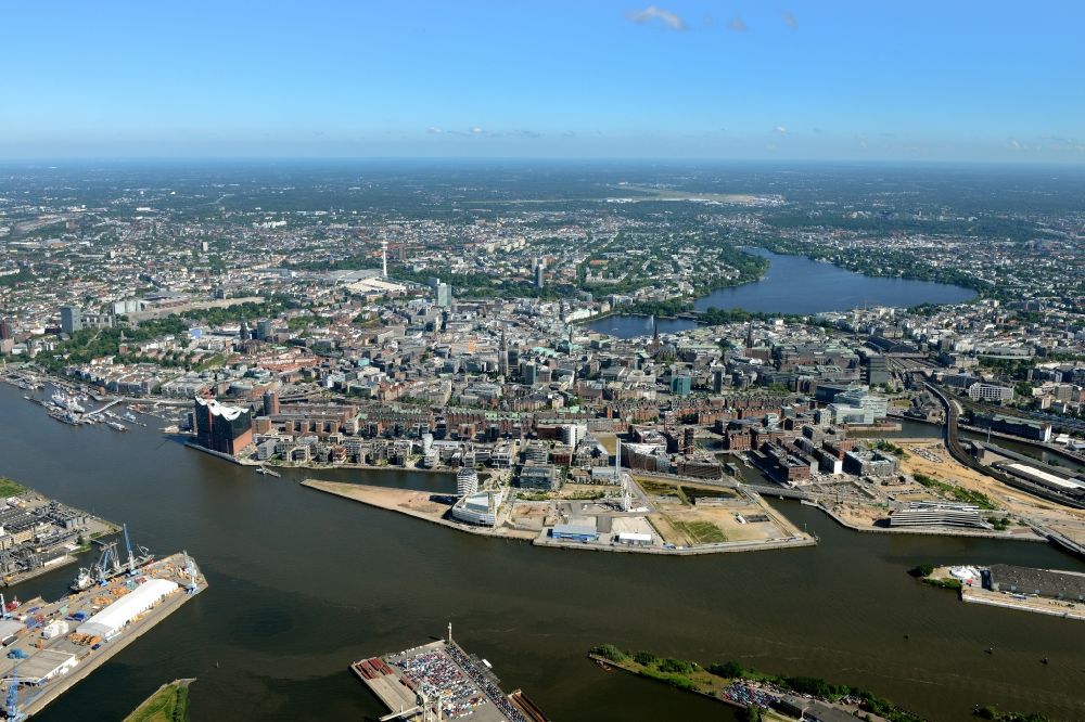 Luftaufnahme Hamburg - Ortsansicht von Hamburg entlang des Fluss- Verlaufs der Elbe