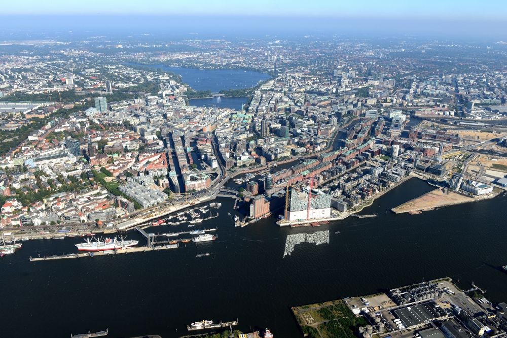 Luftbild Hamburg - Ortsansicht von Hamburg entlang des Fluss- Verlaufs der Elbe