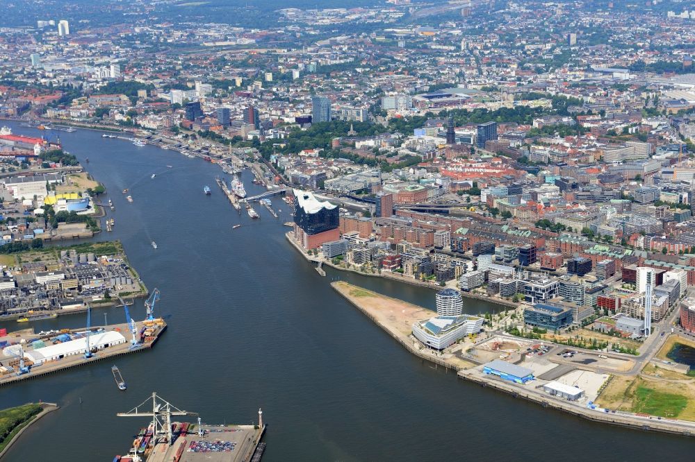 Hamburg aus der Vogelperspektive: Ortsansicht von Hamburg entlang des Fluss- Verlaufs der Elbe