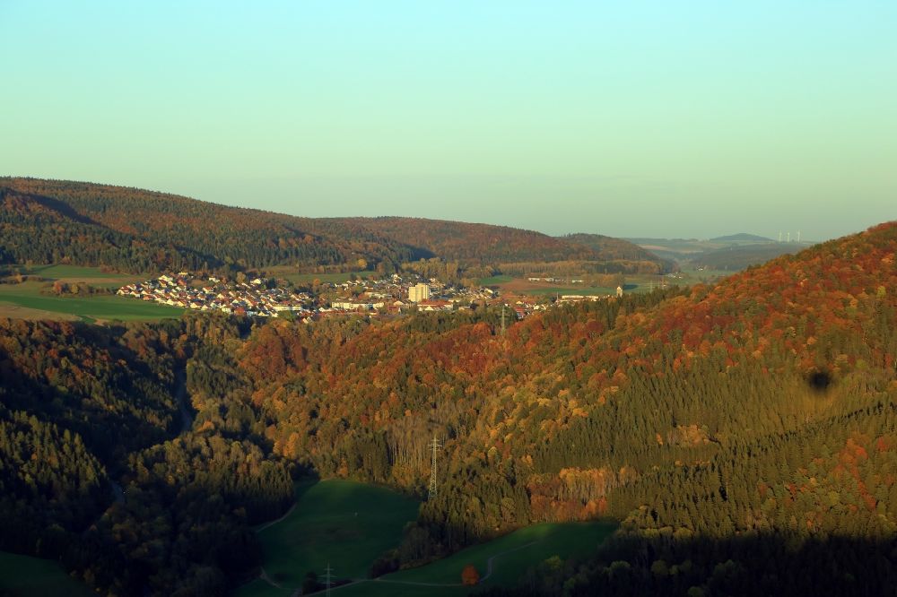 Blumberg aus der Vogelperspektive: Ortsansicht und herbstliche Landschaft bei Blumberg im Bundesland Baden-Württemberg, Deutschland