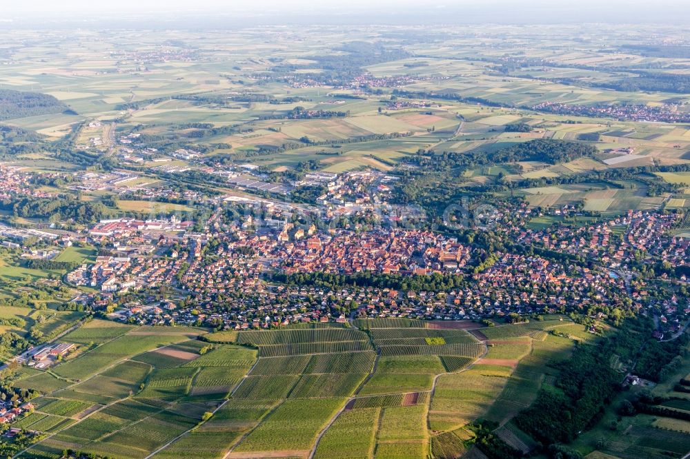 Luftaufnahme Wissembourg - Ortsansicht hinter den Weinbergen des Sonnenberg in Wissembourg in Grand Est, Frankreich