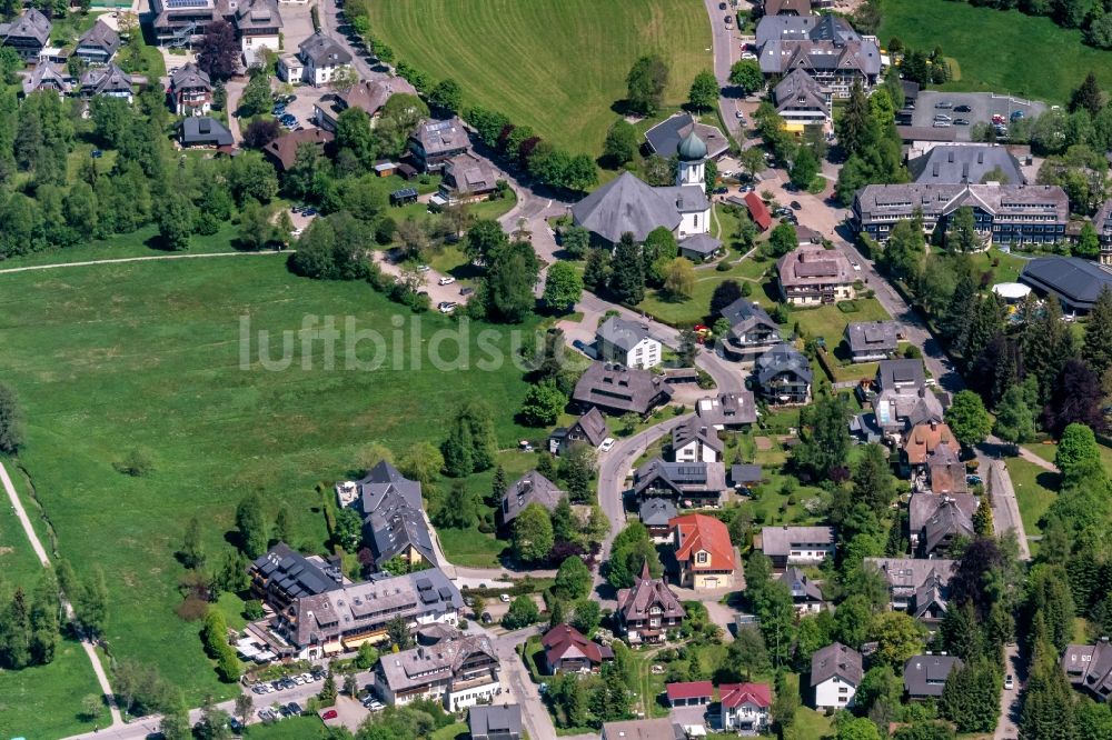 Luftaufnahme Hinterzarten - Ortsansicht in Hinterzarten im Bundesland Baden-Württemberg, Deutschland