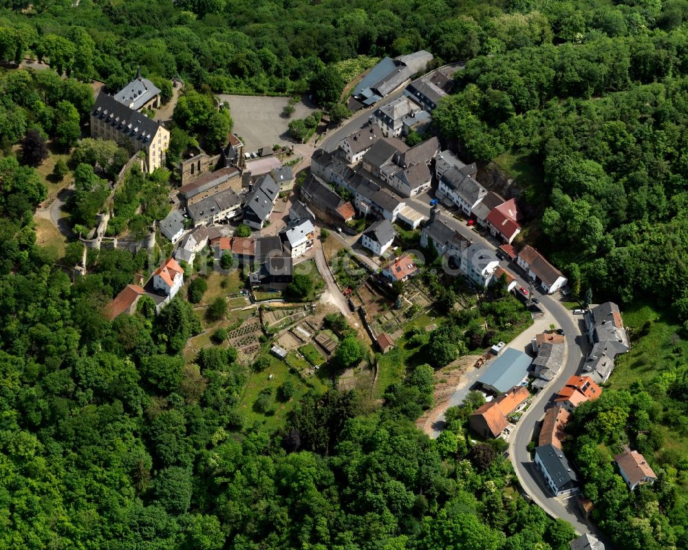 Luftaufnahme Hochstetten-Dhaun - Ortsansicht von Hochstetten-Dhaun mit der Schlossruine Dhaun im Bundesland Rheinland-Pfalz