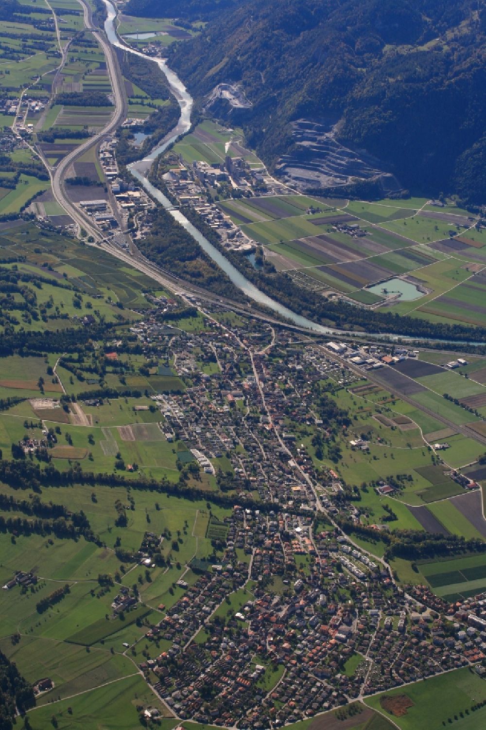 Igis aus der Vogelperspektive: Ortsansicht von Igis und Zizers im Rheintal bei Landquart im Kanton Graubünden, Schweiz