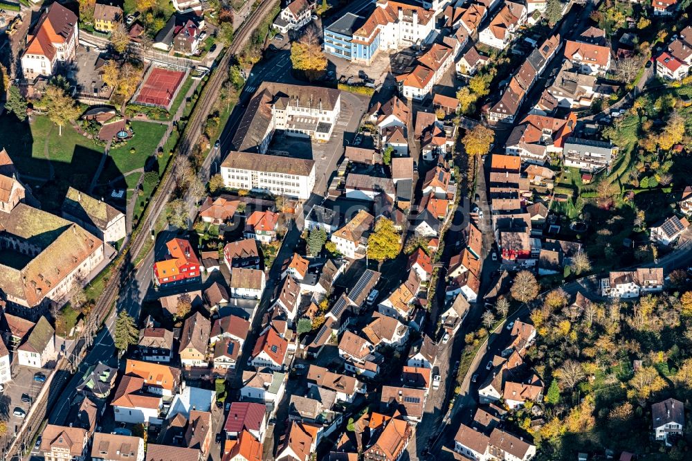 Luftbild Alpirsbach - Ortsansicht Innenstadt mit Verkehrswegen in Alpirsbach im Bundesland Baden-Württemberg, Deutschland