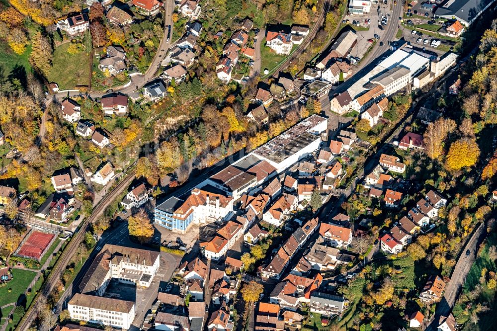 Luftaufnahme Alpirsbach - Ortsansicht Innenstadt mit Verkehrswegen in Alpirsbach im Bundesland Baden-Württemberg, Deutschland