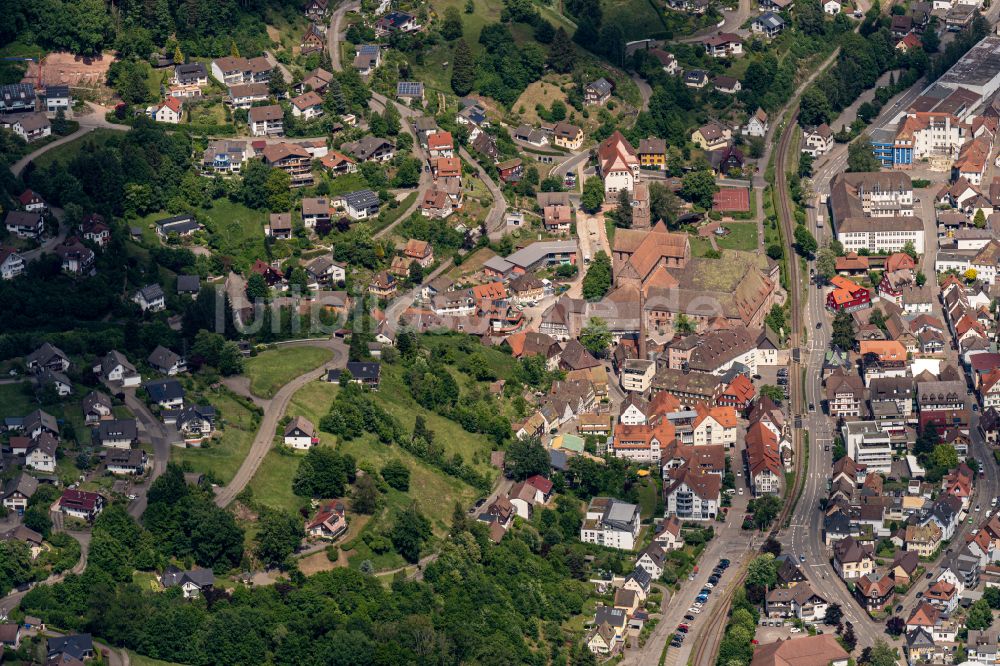 Alpirsbach aus der Vogelperspektive: Ortsansicht Innenstadt mit Verkehrswegen in Alpirsbach im Bundesland Baden-Württemberg, Deutschland