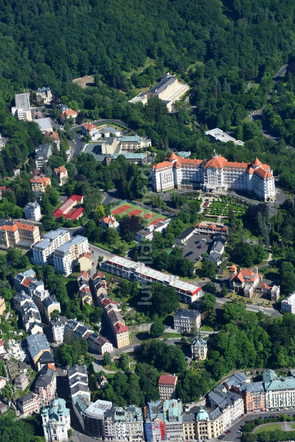 Luftaufnahme Karlovy Vary - Karlsbad - Ortsansicht in Karlovy Vary - Karlsbad in Cechy - Böhmen, Tschechien