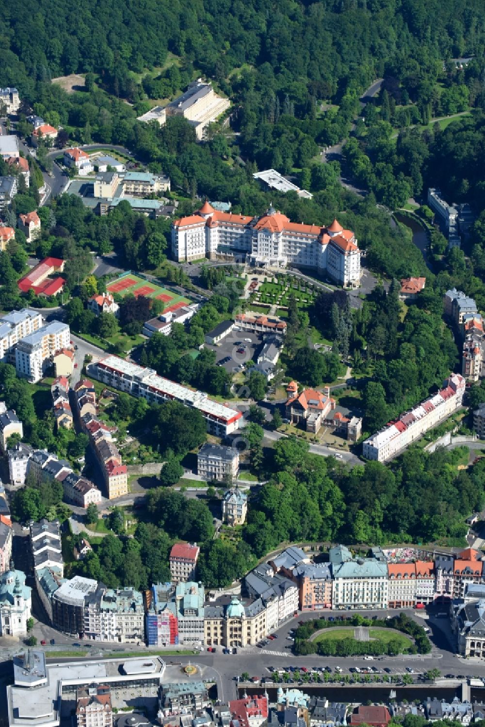 Karlovy Vary - Karlsbad von oben - Ortsansicht in Karlovy Vary - Karlsbad in Cechy - Böhmen, Tschechien