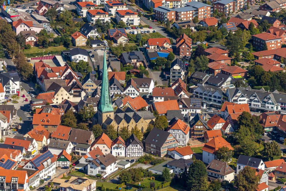 Luftbild Delbrück - Ortsansicht mit Kirche in Delbrück im Bundesland Nordrhein-Westfalen, Deutschland