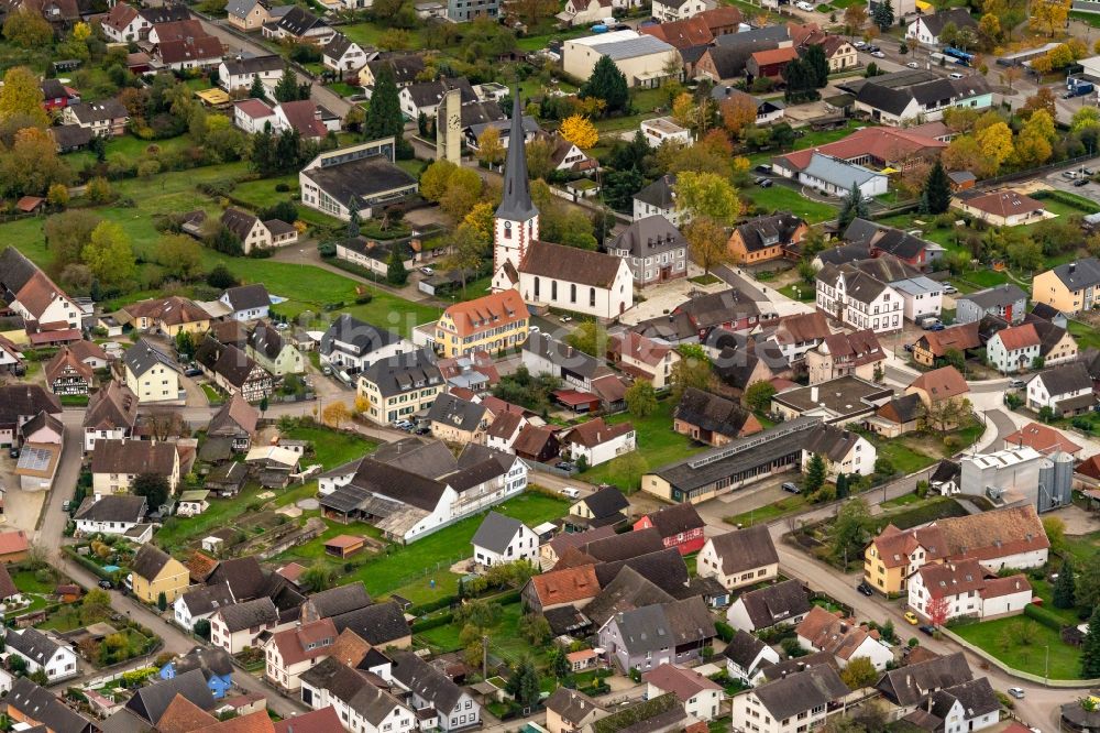 Luftaufnahme Ottenheim - Ortsansicht mit Kirche in Ottenheim Gemeinde Schwanau im Bundesland Baden-Württemberg, Deutschland