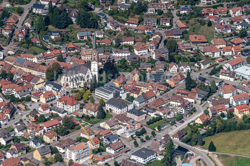 Luftaufnahme Schönau im Schwarzwald - Ortsansicht mit Kirche in Schönau im Schwarzwald im Bundesland Baden-Württemberg, Deutschland