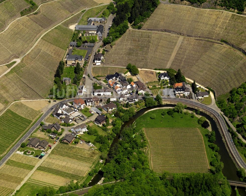Dernau aus der Vogelperspektive: Ortsansicht und Kloster von Marienthal in Dernau im Bundesland Rheinland-Pfalz